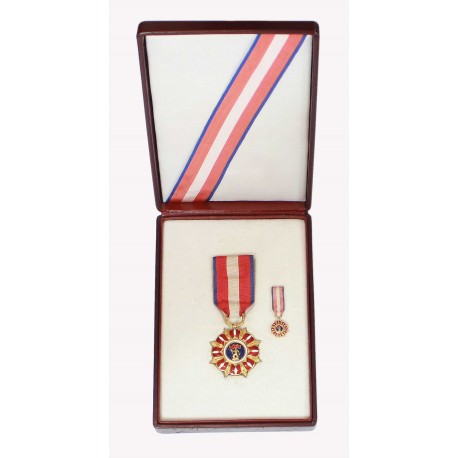 Order Budowniczych Polski Ludowej z dokumentem nadania