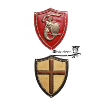 Zestaw oznak naramiennych wykonanych w metalu.