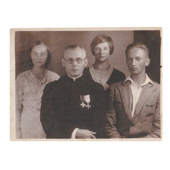 Zdjęcie księdza z odznaczeniami