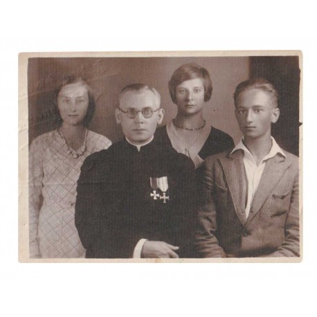 Zdjęcie księdza z odznaczeniami