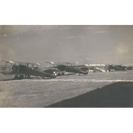 Duże i efektowne zdjęcie polskich samolotów stojących na lotnisku